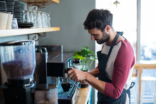 Ober maken van kopje koffie in het café — Stockfoto