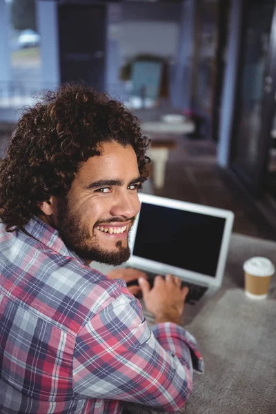 Mann lächelt mit Laptop — Stockfoto