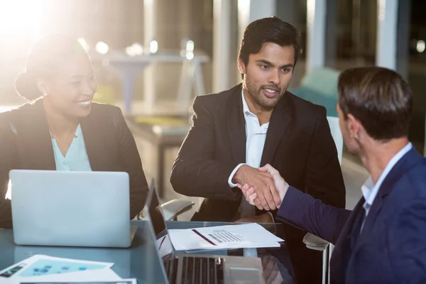 Businessman shaking hands with a colleague — Stock Photo, Image