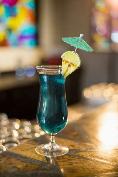 Bicchiere da cocktail sul bancone del bar — Foto Stock