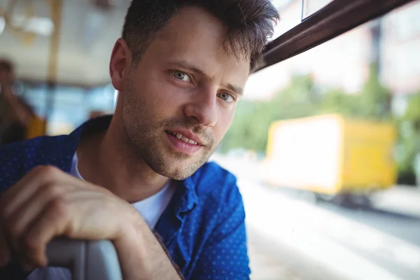 Muž v autobuse na cestách — Stock fotografie