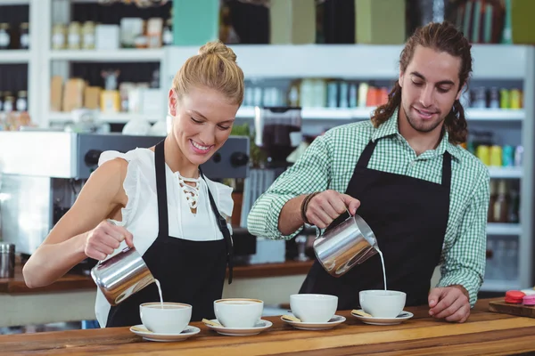 Kyparen och servitrisen att göra kopp kaffe — Stockfoto