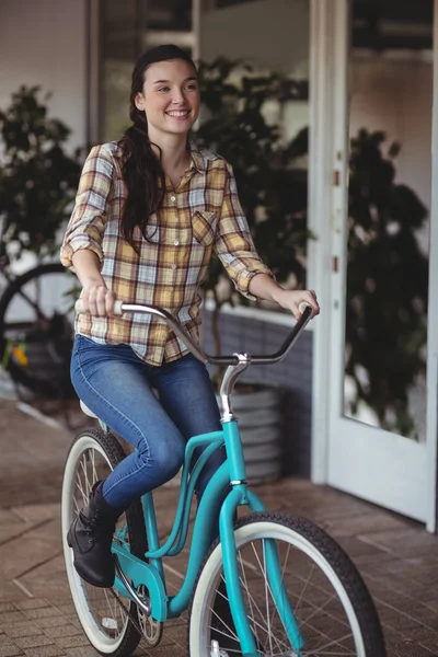 Kobieta na rowerze poza café — Zdjęcie stockowe