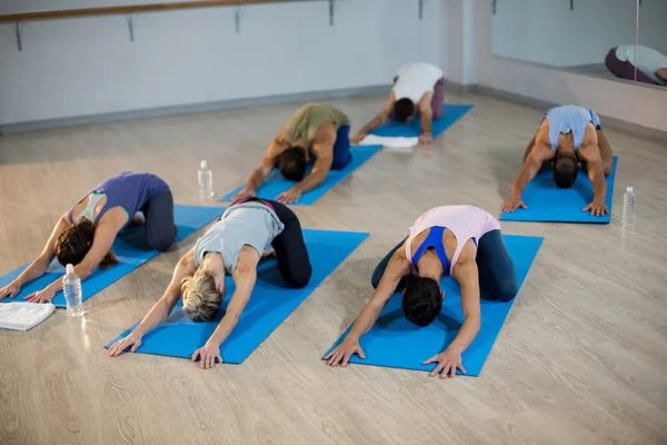 Gruppe von Menschen, die Yoga durchführen — Stockfoto