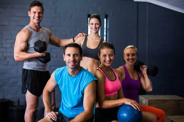 Athlètes masculins et féminins en salle de fitness — Photo