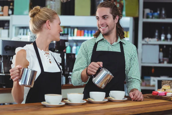 Kelner en serveerster kopje koffie maken — Stockfoto
