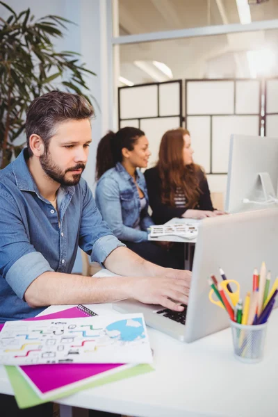 Kreatif orang bisnis menggunakan teknologi — Stok Foto