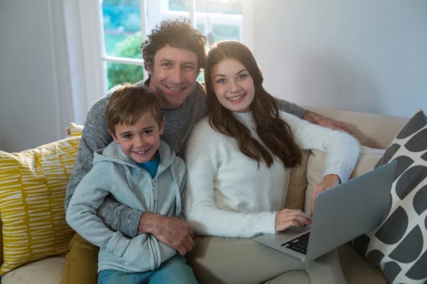 Rodzina korzysta z laptopa na kanapie — Zdjęcie stockowe