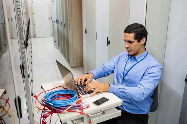 Technicus die op laptop werkt — Stockfoto