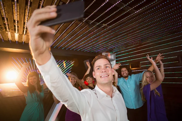 O homem está a tirar uma selfie do telemóvel. — Fotografia de Stock