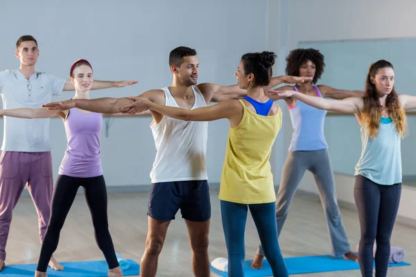 Yogalehrer hilft Schülerin — Stockfoto