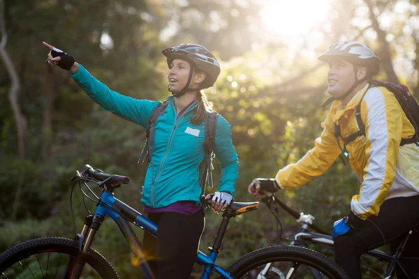骑自行车的人夫妇与山自行车指向 — 图库照片