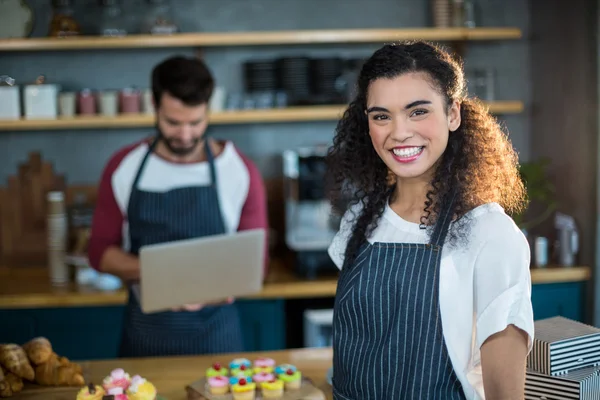 Smiling waitress in cafe — Stock Photo, Image