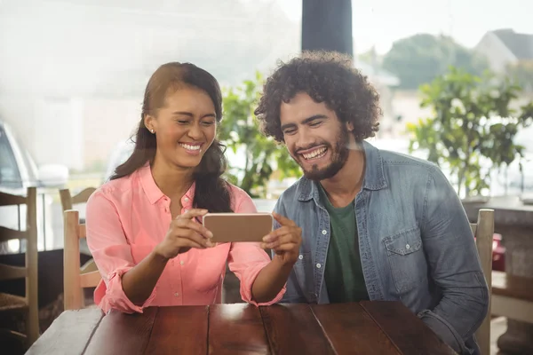 Pareja mirando el teléfono móvil — Foto de Stock