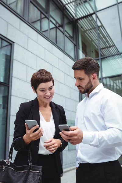 Empresarios usando teléfono móvil — Foto de Stock