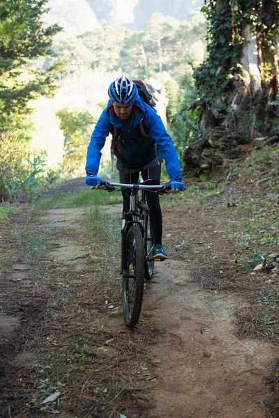 Férfi mountain biker lovaglás kerékpár — Stock Fotó
