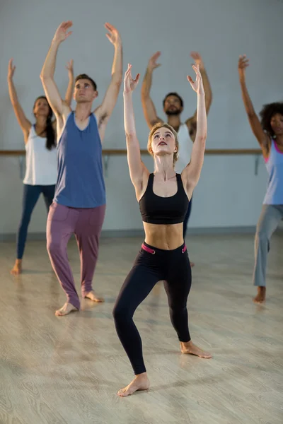 Människor som utför stretching motion — Stockfoto