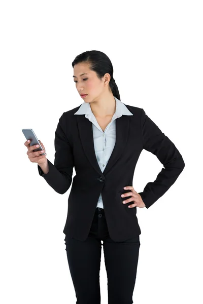 Femme d'affaires utilisant le téléphone mobile — Photo