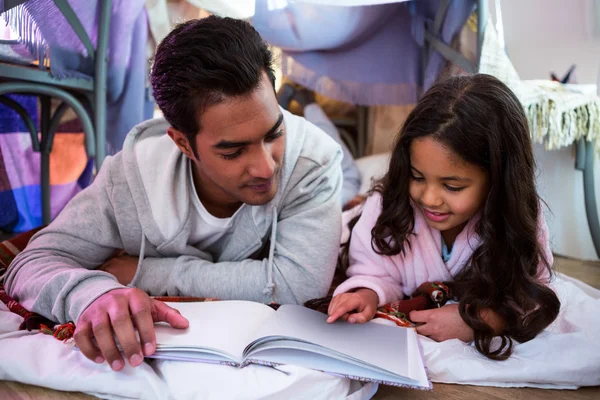 Libro di lettura padre e figlia — Foto Stock