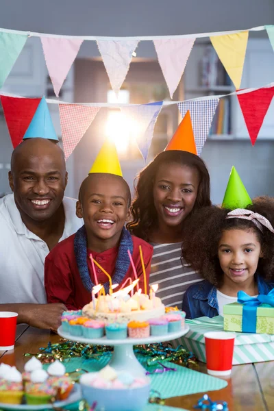 Ritratto di famiglia con torta di compleanno — Foto Stock