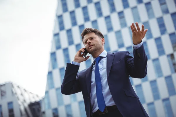 İş adamı cep telefonuyla konuşuyor. — Stok fotoğraf