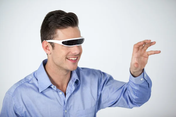 Hombre usando gafas de vídeo virtuales — Foto de Stock