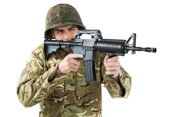 Soldado apuntando con un rifle — Foto de Stock