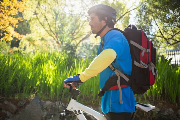 Mężczyzna mountain biker z rowerem — Zdjęcie stockowe