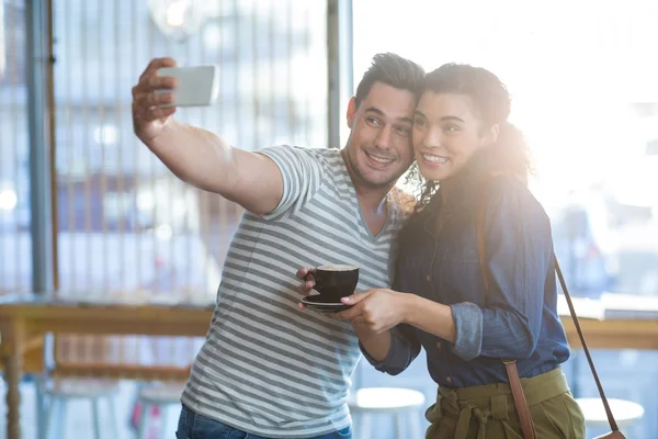 Pareja joven tomando selfie — Foto de Stock