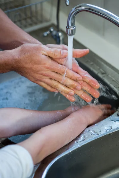 Père et fils se lavent les mains — Photo