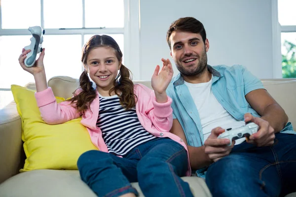 父亲和女儿玩视频游戏 — 图库照片