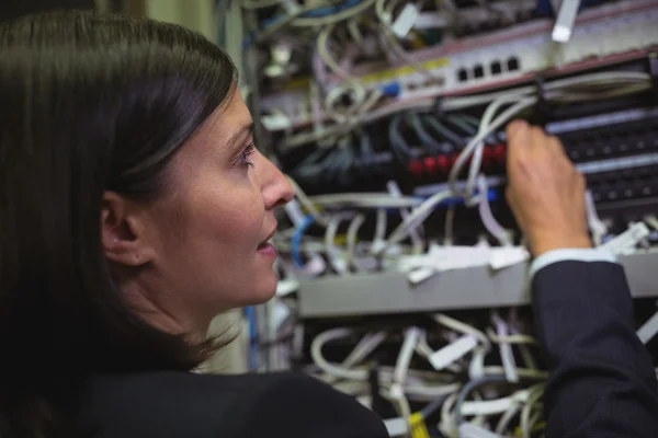 Technicien vérifiant les câbles dans le serveur monté en rack — Photo