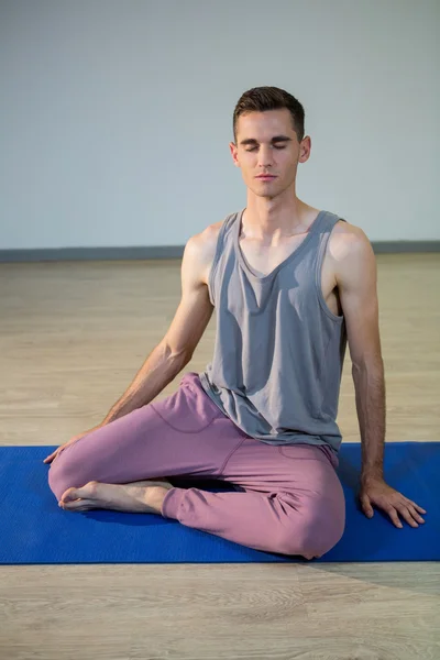 Hombre realizando yoga — Foto de Stock