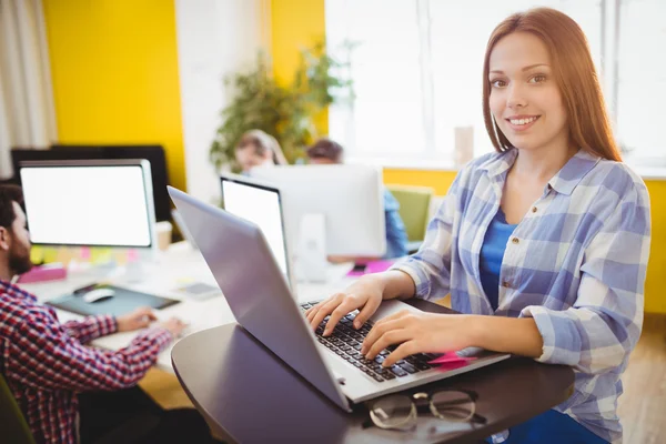 Empresária feliz trabalhando com laptop — Fotografia de Stock