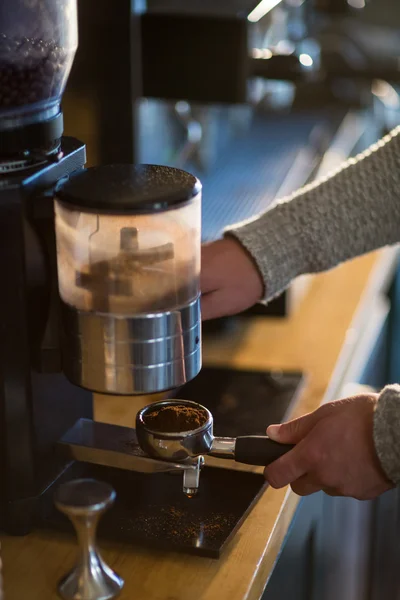 Σερβιτόρος κρατώντας portafilter γεμίζουν με αλεσμένο καφέ — Φωτογραφία Αρχείου