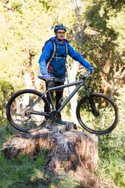 Male mountain biker with bicycle — Stock fotografie