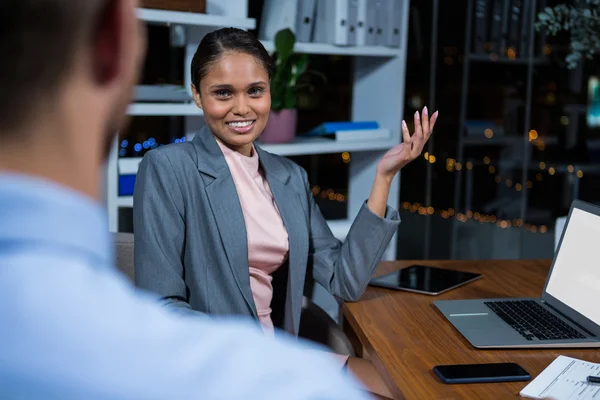 Zakenvrouw met een discussie in kantoor — Stockfoto