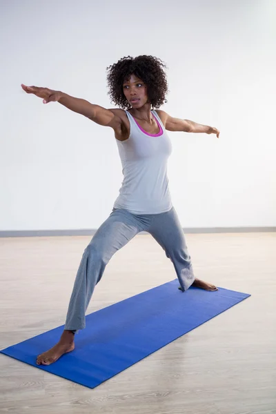 Kvinnan utför yoga — Stockfoto