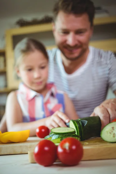 Père et fille coupant des légumes — Photo