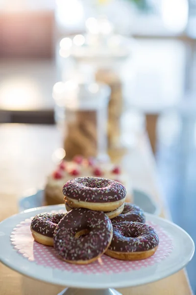 Donuts na banca de bolo — Fotografia de Stock