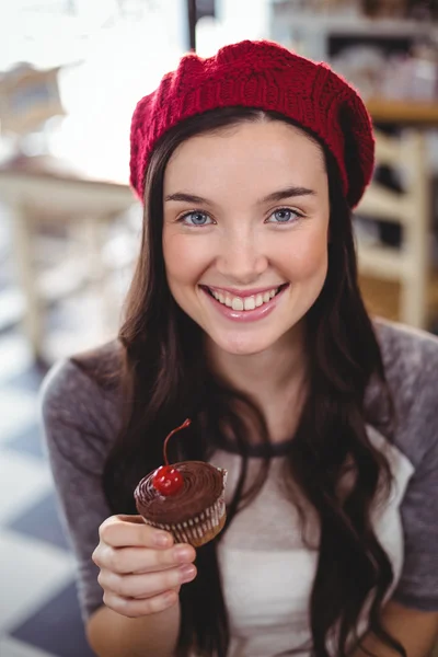 Mulher segurando cupcake — Fotografia de Stock
