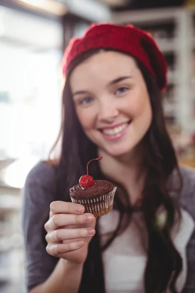 Vrouw bedrijf cupcake — Stockfoto