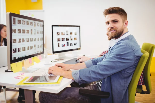Confident editor working in creative office — Stock Photo, Image