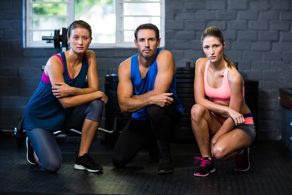 Jeunes athlètes déterminés au gymnase — Photo