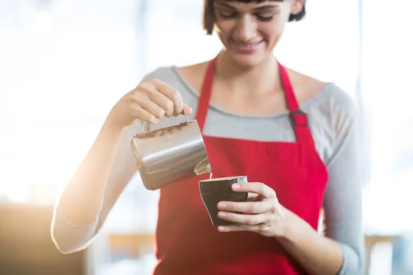 Camarera haciendo taza de café en el mostrador —  Fotos de Stock