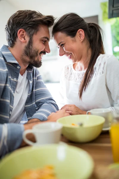 Romantyczna para szuka twarzą w twarz przy śniadaniu — Zdjęcie stockowe