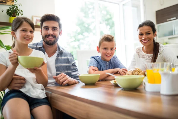 Porträt der Familie beim Frühstück — Stockfoto