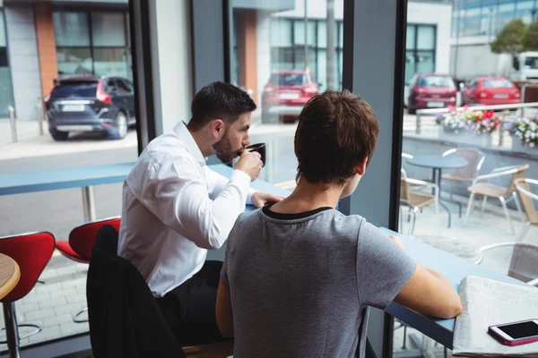 Empresários tomando uma xícara de café — Fotografia de Stock