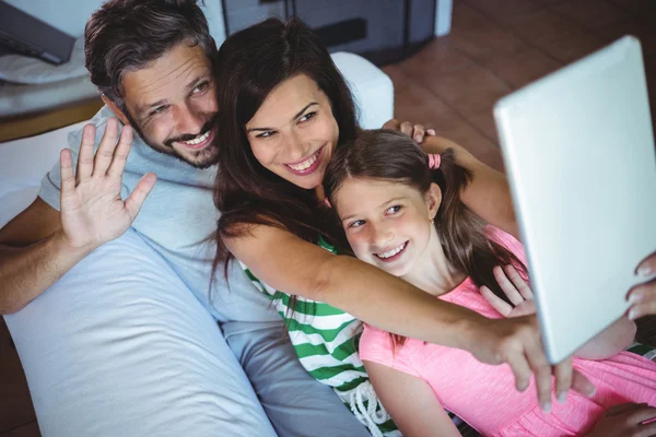 Parents with daughter and clicking selfie — Stockfoto