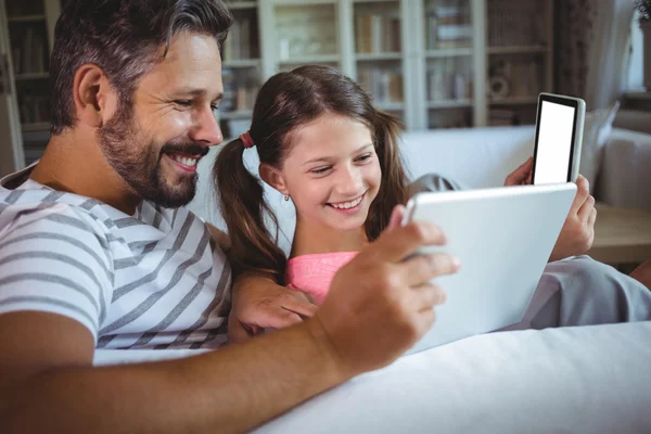 父亲和女儿使用平板电脑 — Φωτογραφία Αρχείου